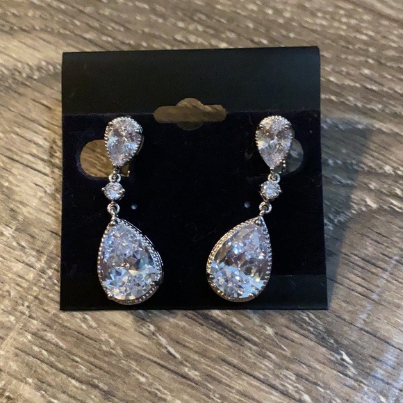 Beautiful Clip on Earrings - Picture 2 of 3